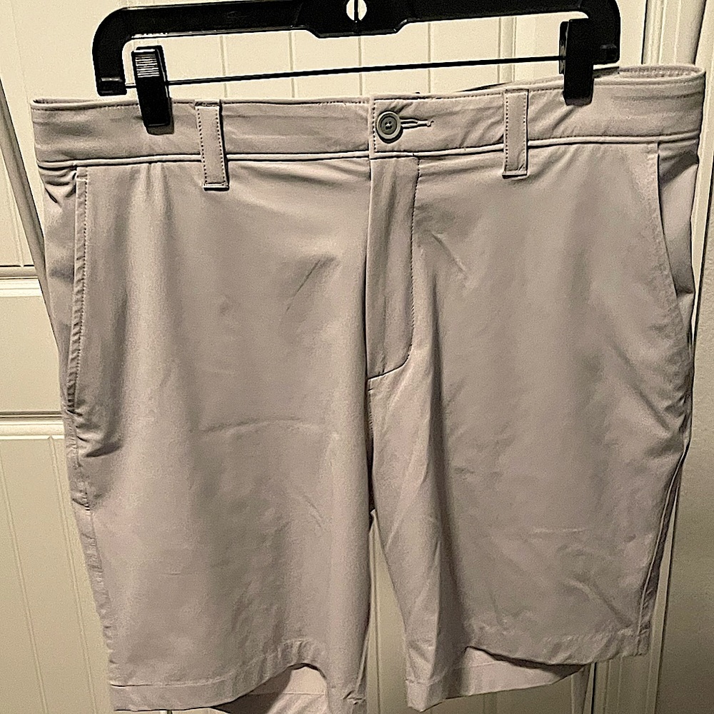 Men’s Southern Tide 8 inch Performance Shorts in Grey - size 35 W